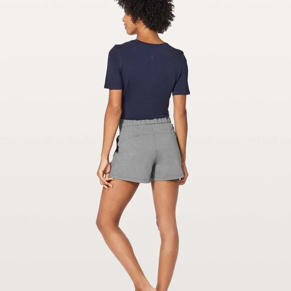 Lululemon On the Fly Short 2.5" Heathered Slate Size 6 - Picture 3 of 8